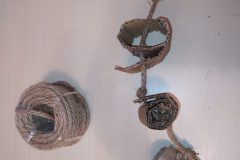 Assemblage d’un jouet en carton et en ficelle