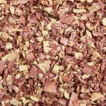 Vue rapprochée de fragments de bois rouges et clairs.