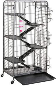 Cage métallique haute sur roulettes, avec plusieurs plateformes et des rampes.