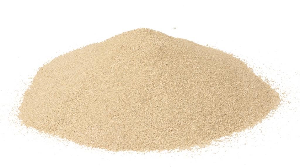 Petit tas de terre à bain minérale de couleur beige.