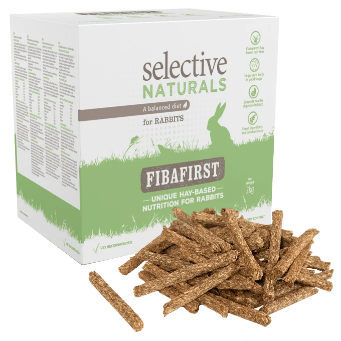 Comment limiter la surpousse des dents chez un octodon atteint de malocclusion ? 6 Boîte verte de Fibafirst pour lapins, accompagnée de bâtonnets alimentaires bruns.
